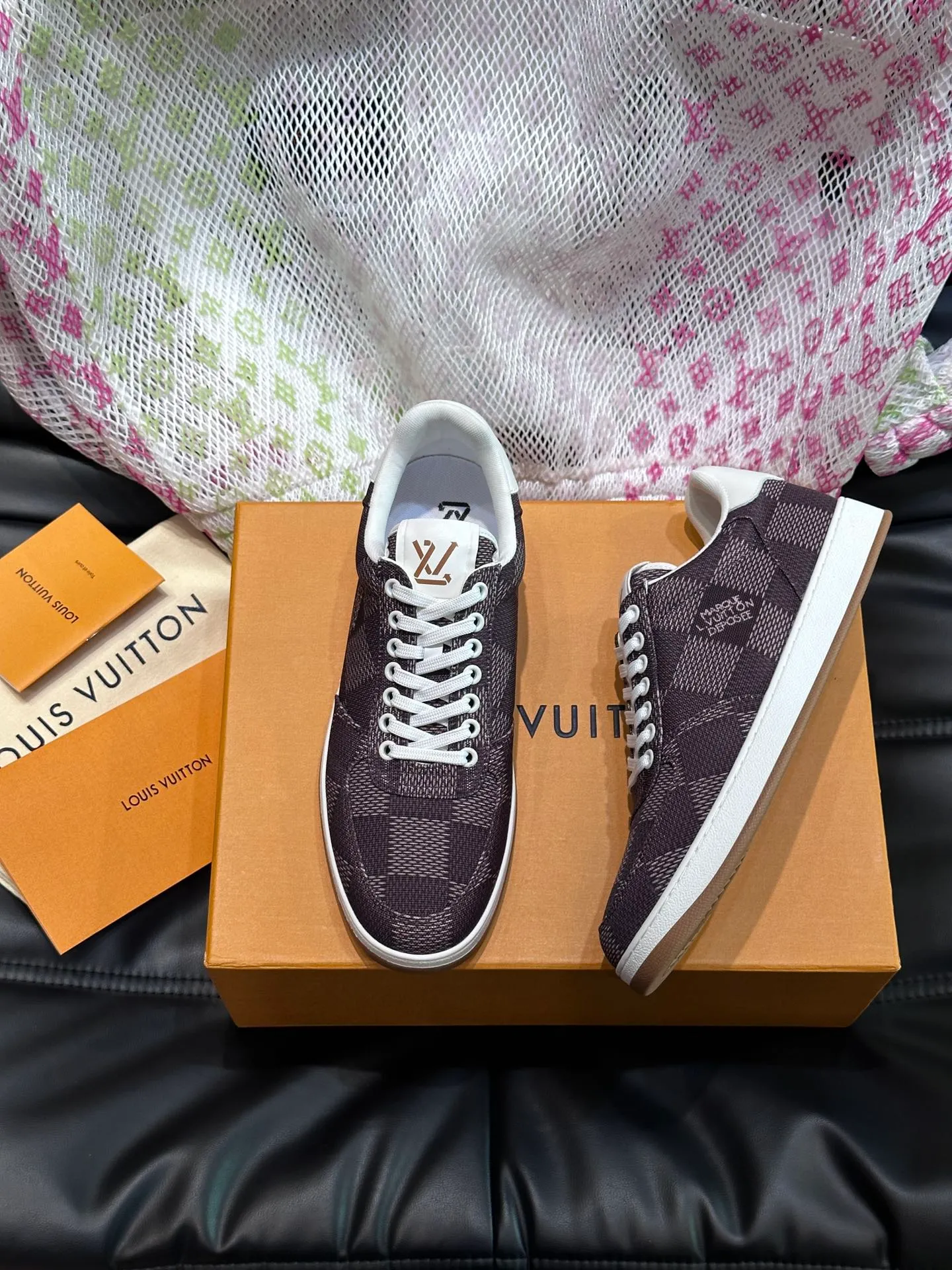 Men's Men's Shoes 💰p420 "*OUIS *UITTO*" Rivoli men's low-top casual sneakers, the classic checkerboard pattern will never go out of style. This Rivoli environmentally friendly sneaker is made of 90% sustainable materials. It is recycled polyester fiber with the iconic Damier jacquard, and the outsole is shaped with recycled polyurethane. An upcycled LV logo perches on the tongue, while Louis Vuitton logos appear on the sides and rear. Comfortable and durable, versatile style, can be worn in all seasons, simple and fashionable item! Size: 38-44 (45 customized)